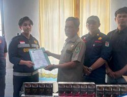 Satpol PP KLU Serahkan Barang Bukti Rokok Ilegal ke Bea Cukai Mataram