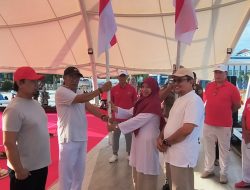 Momen HUT RI, Ummi Nurul Bagikan Seribu Bendera RI ke Siswa Hingga Tokoh