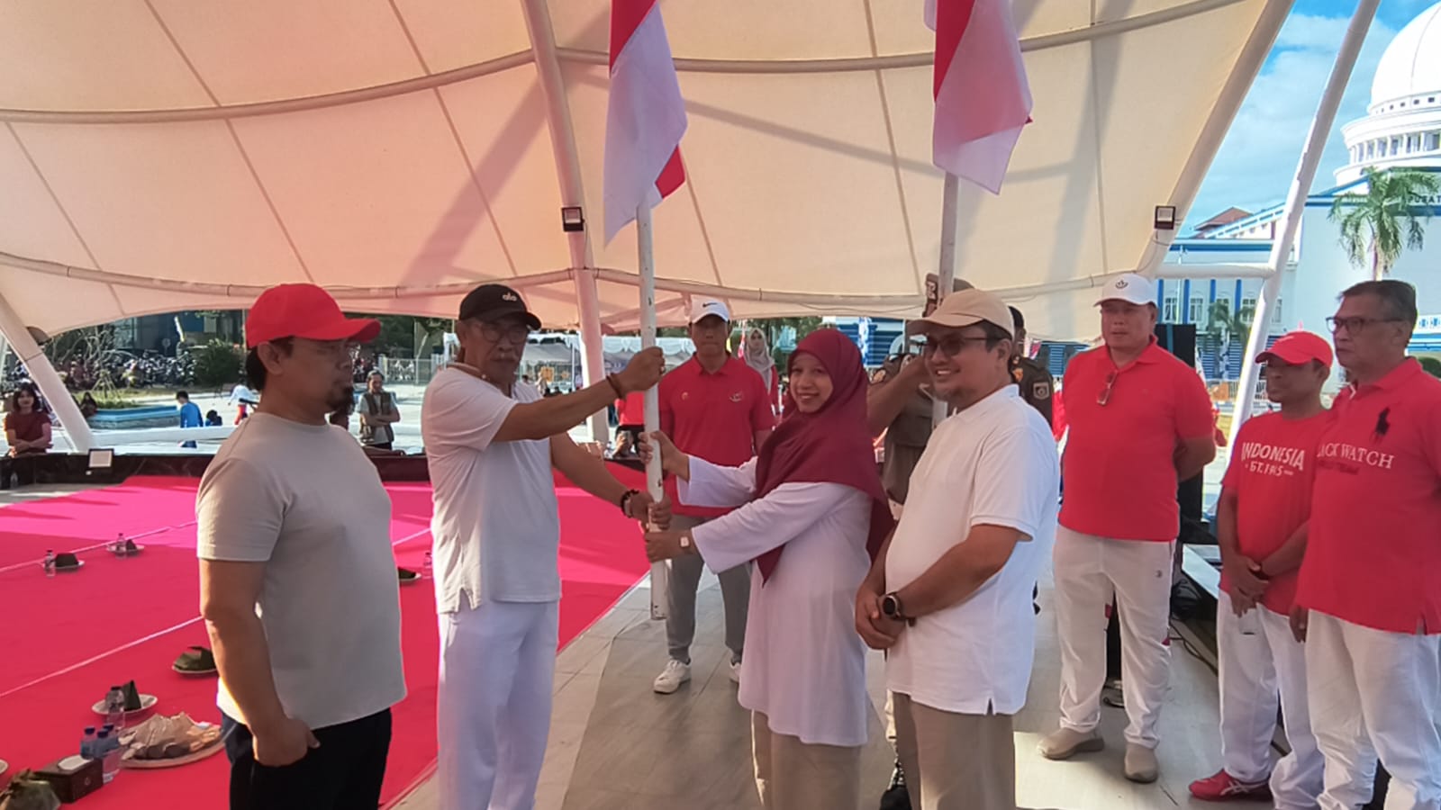 Momen HUT RI, Ummi Nurul Bagikan Seribu Bendera RI ke Siswa Hingga Tokoh