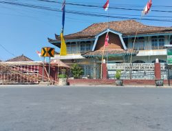 Disegel, Pelayanan Publik di Kantor Desa Kebon Ayu Terganggu