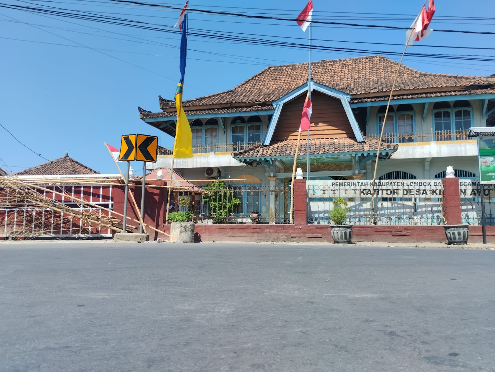Disegel, Pelayanan Publik di Kantor Desa Kebon Ayu Terganggu