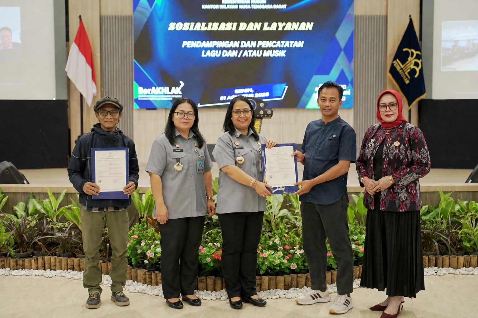 Kemenkum NTB Dorong Pencipta Musik Catatkan Karya, Dua Sertifikat Hak Cipta Diserahkan
