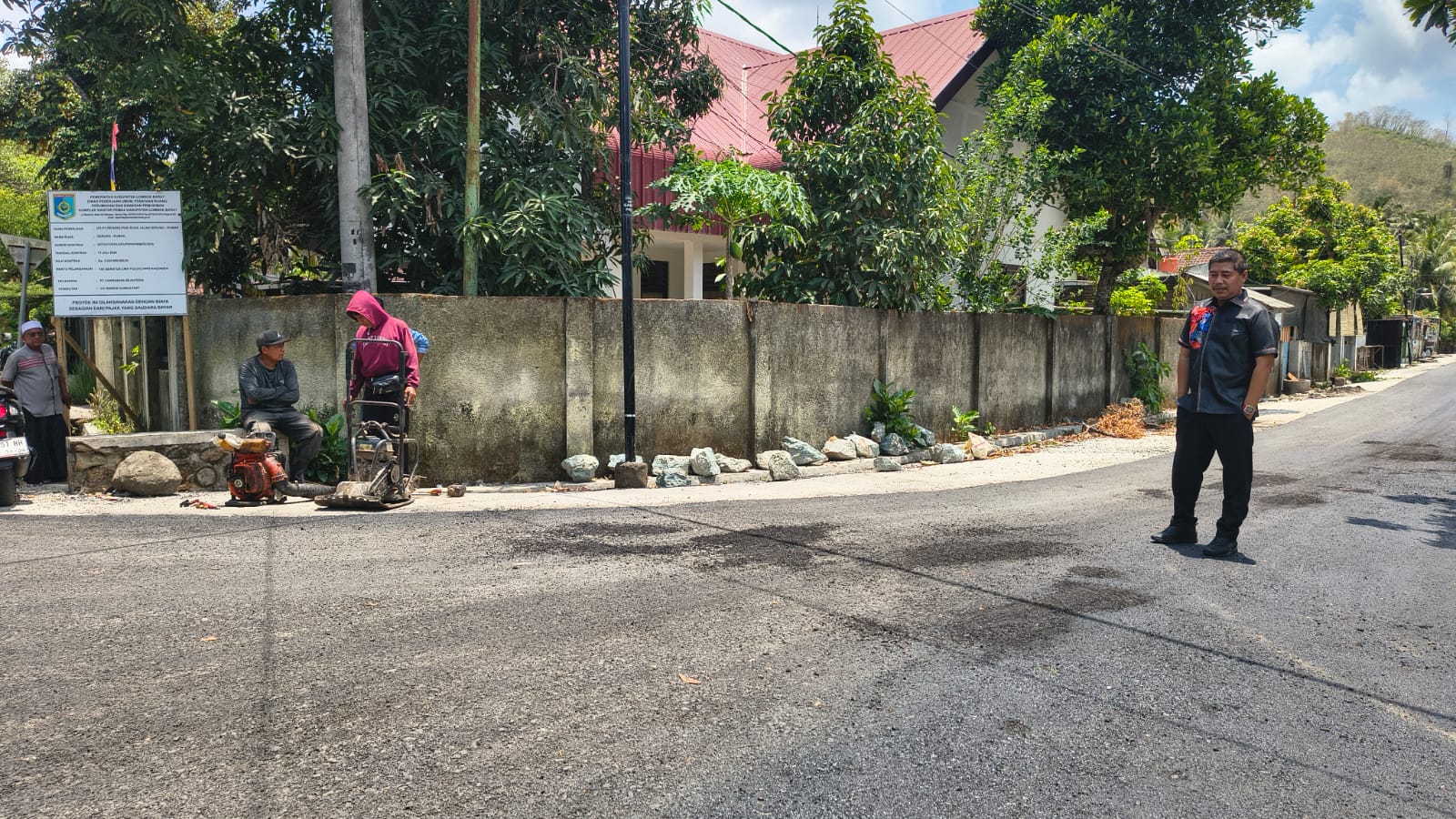 Sidak Komisi III DPRD Lobar Temukan Jalan Diduga Tak Sesuai Spek